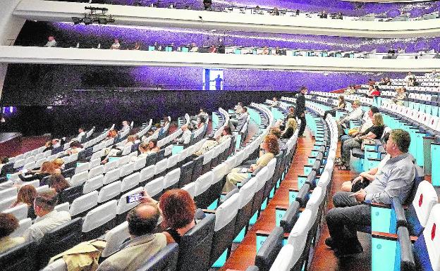 Les Arts ahuyenta el caos del Teatro Real