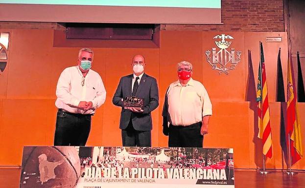 El municipio recibe el premio a la promoción deportiva de la pilota