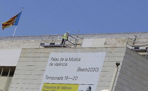 La marcha del gerente agrava la crisis del Palau