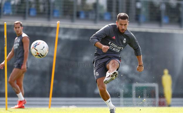 Hazard ya golpea balón y podría volver ante el Betis