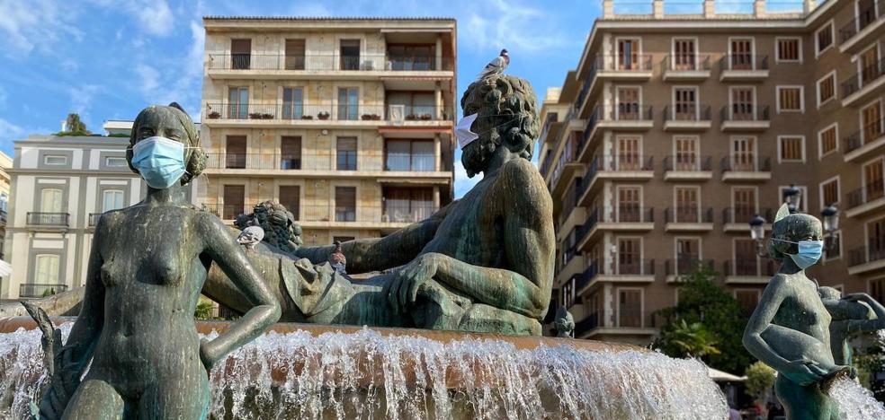 Mascarillas en las estatuas para concienciar del peligro
