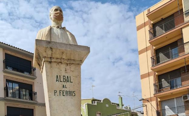 Albal coloca una mascarilla al busto del Padre Carlos Ferris para concienciar sobre su uso