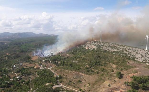 Un incendio avivado por el viento amenaza el parque eólico de Buñol y obliga a desalojar chalés