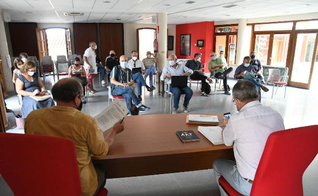 Gata busca una empresa para acabar con la masiva presencia de jabalís en el Montgó