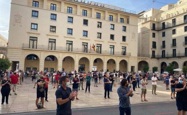 Bares y pubs de Alicante entregan sus llaves para advertir que están «al borde del colapso»