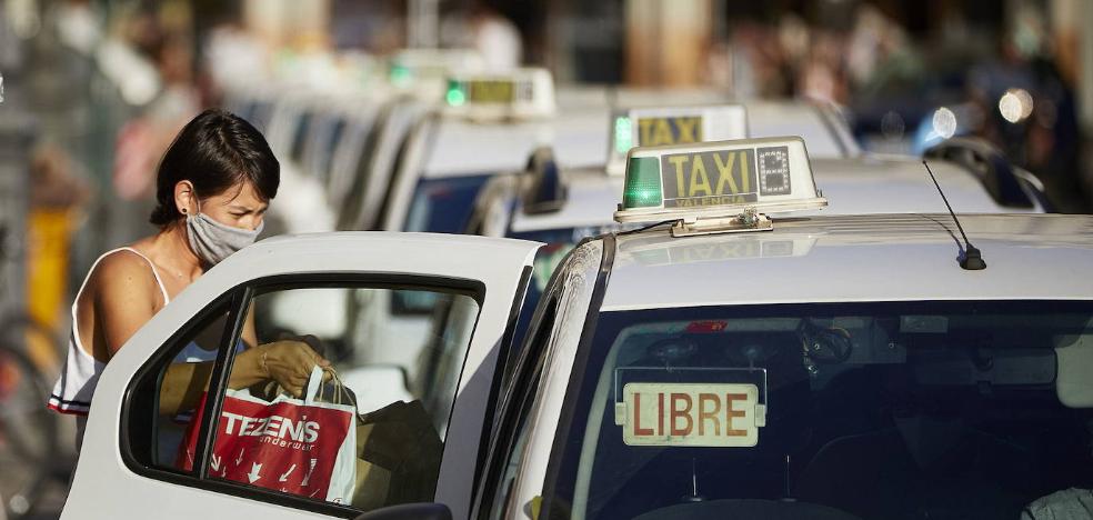 Los taxistas denuncian que sufren bloqueos de coches y multas por culpa del Consell