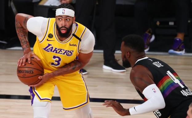 Davis coloca a los Lakers a un triunfo de batirse por el anillo