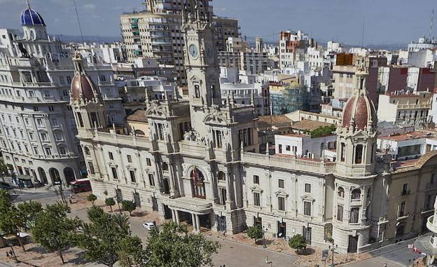 Los colores de la senyera iluminarán en domingo el Ayuntamiento, la Ciutat de les Arts y la Porta de la Mar, entre otros emblemas de la ciudad