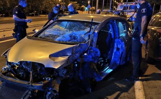 Un joven estrella su coche contra la catenaria del Tram en la Playa de San Juan