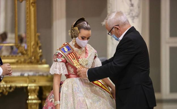 Bandas falleras en la distancia