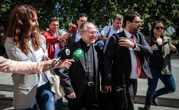 La defensa del obispo auxiliar lamenta «la falta de rigor» de la Udef en la causa de la visita del Papa