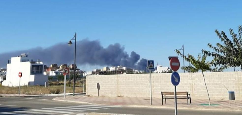 Controlado el incendio generado junto a la fábrica de Ford en Almussafes