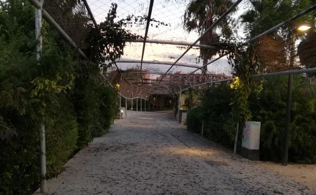 Un incendio en un botellón quema la cubierta de la pérgola del Parque Central de Valencia