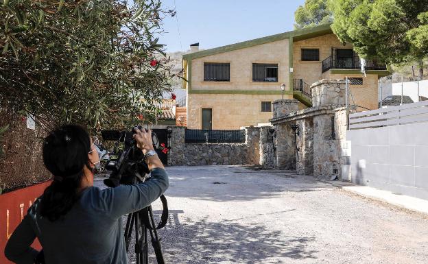 Apuñala a su pareja y estrella el coche contra la puerta de su vivienda en Gilet