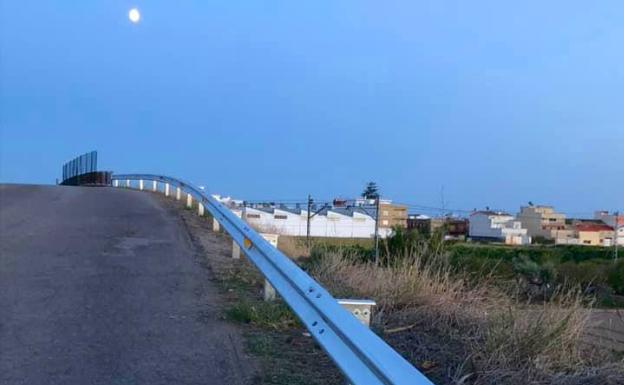 Foios instala una valla metálica de protección en el puente ferroviario de Cuiper