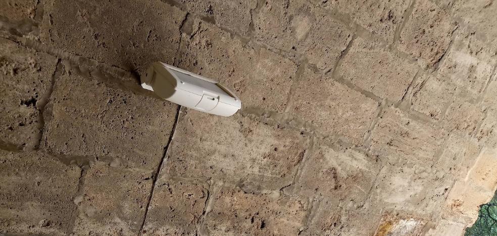 Cables y focos clavados en un puente histórico de Valencia