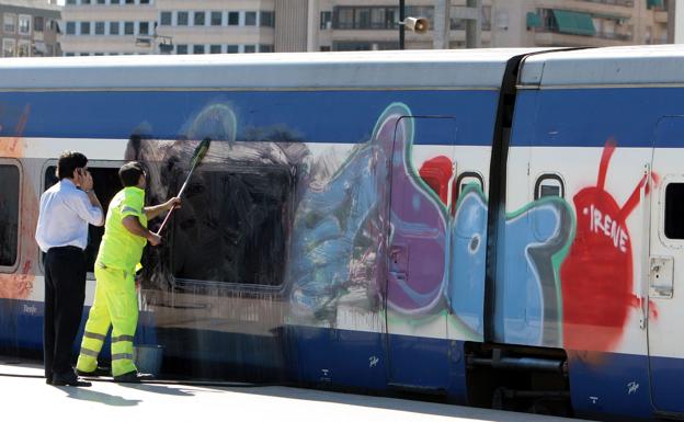 Los ataques de grafiteros de trenes se recrudecen y dejan ya cuatro heridos