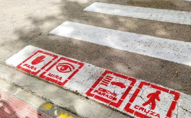 Montaverner señaliza los pasos de peatones con pictogramas para personas con diversidad funcional