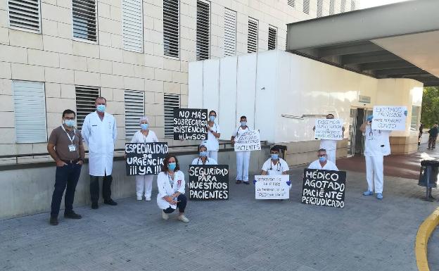 Dimite la directora médica de la Ribera en mitad de las protestas por el «colapso» de Urgencias