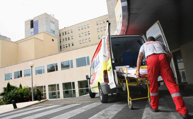 Una mujer resulta herida en la cabeza por la caída de un árbol como consecuencia del viento