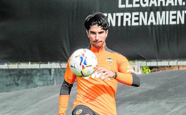 Carlos Soler por fin regresa dos meses y medio después