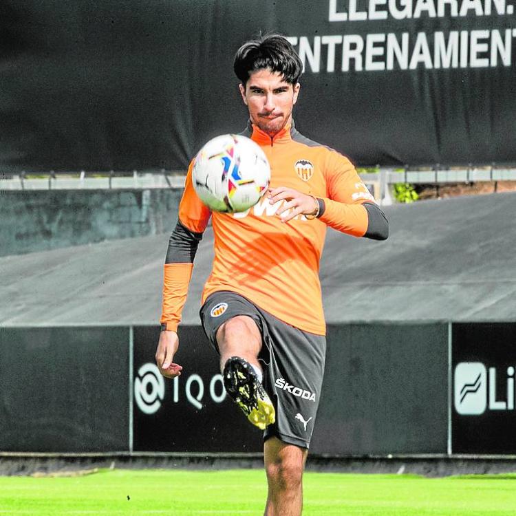 Carlos Soler por fin regresa dos meses y medio después