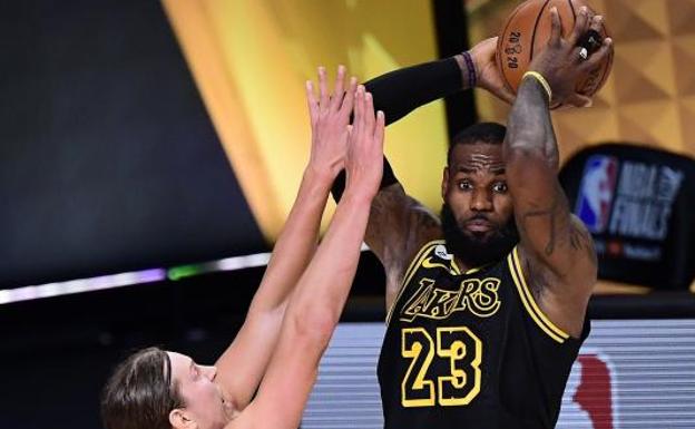 James y Davis vuelven a exhibirse y los Lakers ya tienen ventaja de 2-0