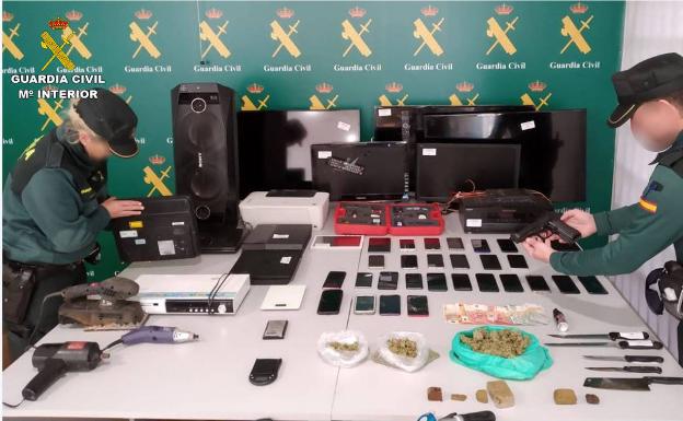 La Guardia Civil desarticula un grupo criminal en Torrevieja que robaba bolsos para comprar droga