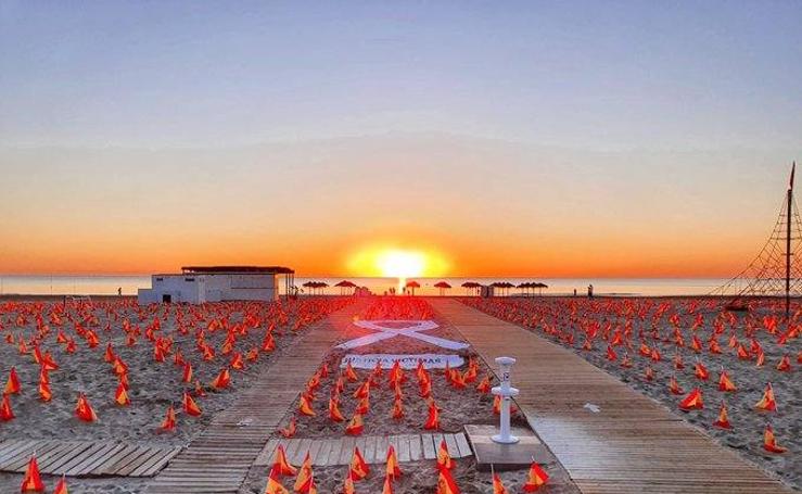 Sevilla, tras Valencia, amanece con 56.000 banderas de España en homenaje a los fallecidos por el coronavirus