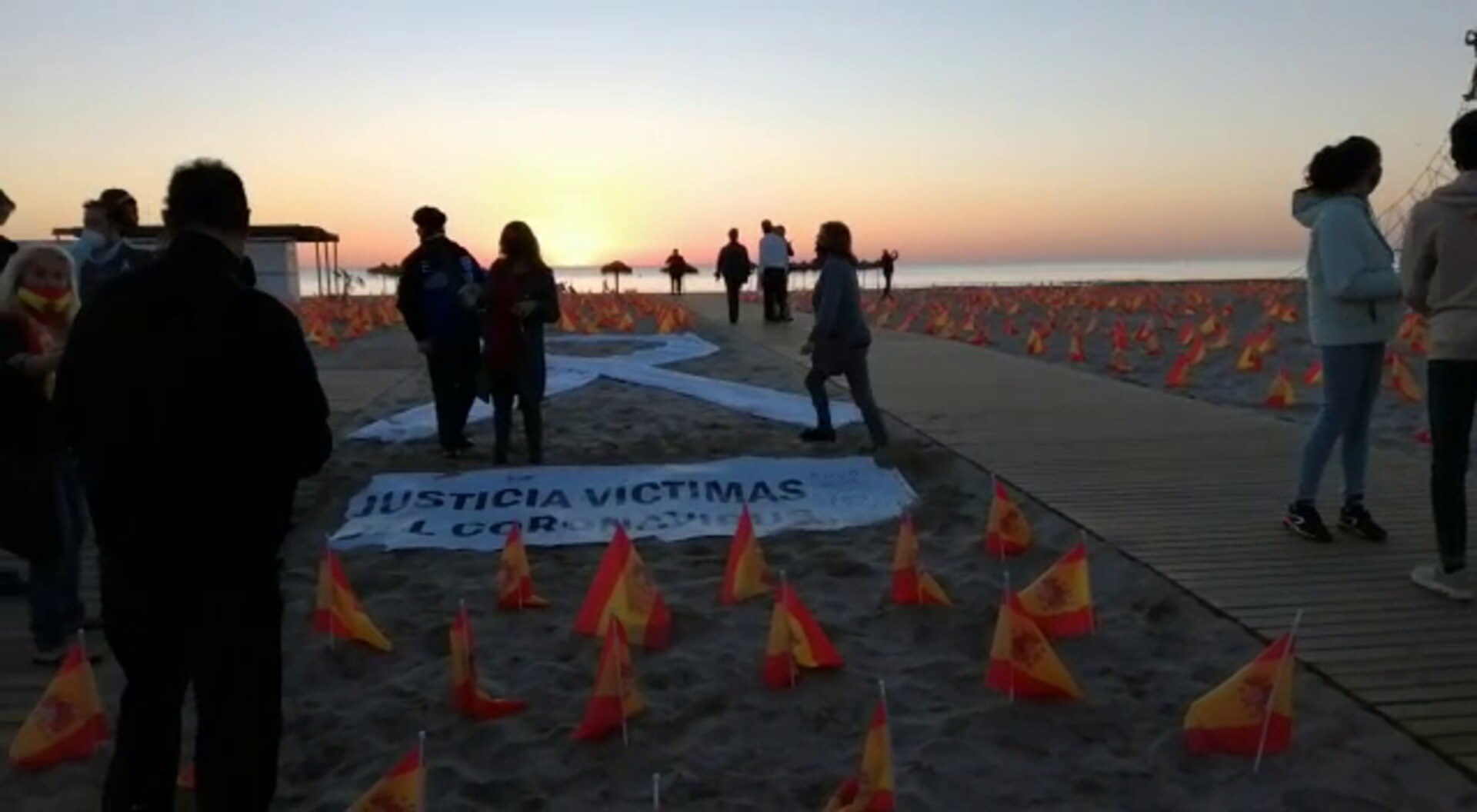 La Patacona, Valencia||  Simpatizantes del GRAPO roban y tiran a la basura 53.000 banderas que se habían puesto en homenaje a los muertos  Miles-banderas-patacona-homenaje-6197286243001-20201004084051-vi
