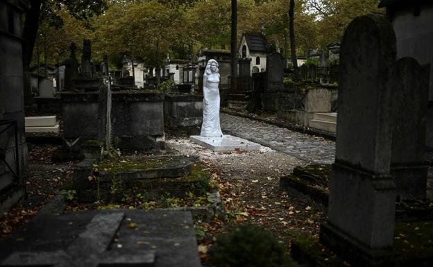 Misterio, surrealismo y poesía en el cementerio de París