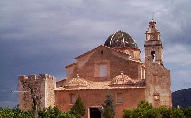 Una higuera crece desde hace un año en la torre del Monestir de Simat de la Valldigna