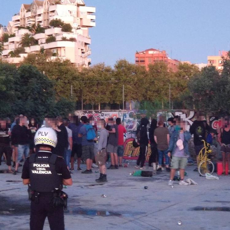 La policía desaloja la enésima fiesta ilegal en Benimaclet y plantea vallar los terrenos