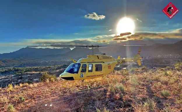 El segundo helicóptero del Consorcio Provincial reduce a la mitad la superficie dañada en los incendios