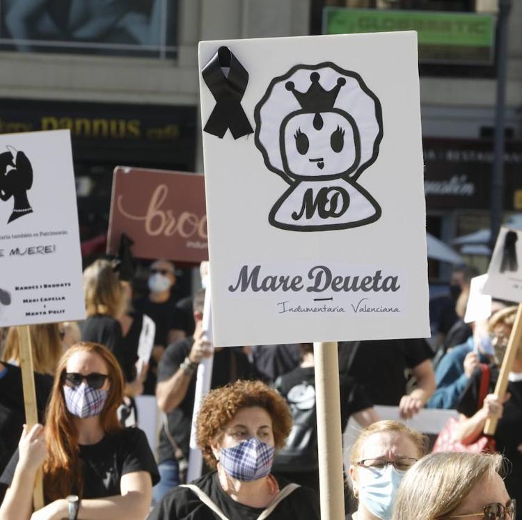 La indumentaria fallera: «Así no podemos aguantar mucho más tiempo»