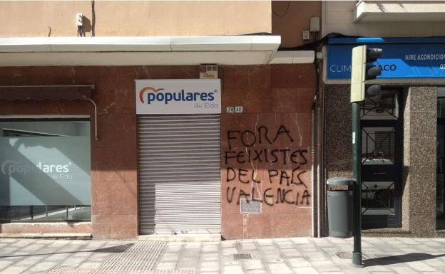 Aparecen pintadas en las sedes del PP de Elda y Petrer: «Fora feixistes del País Valencià»