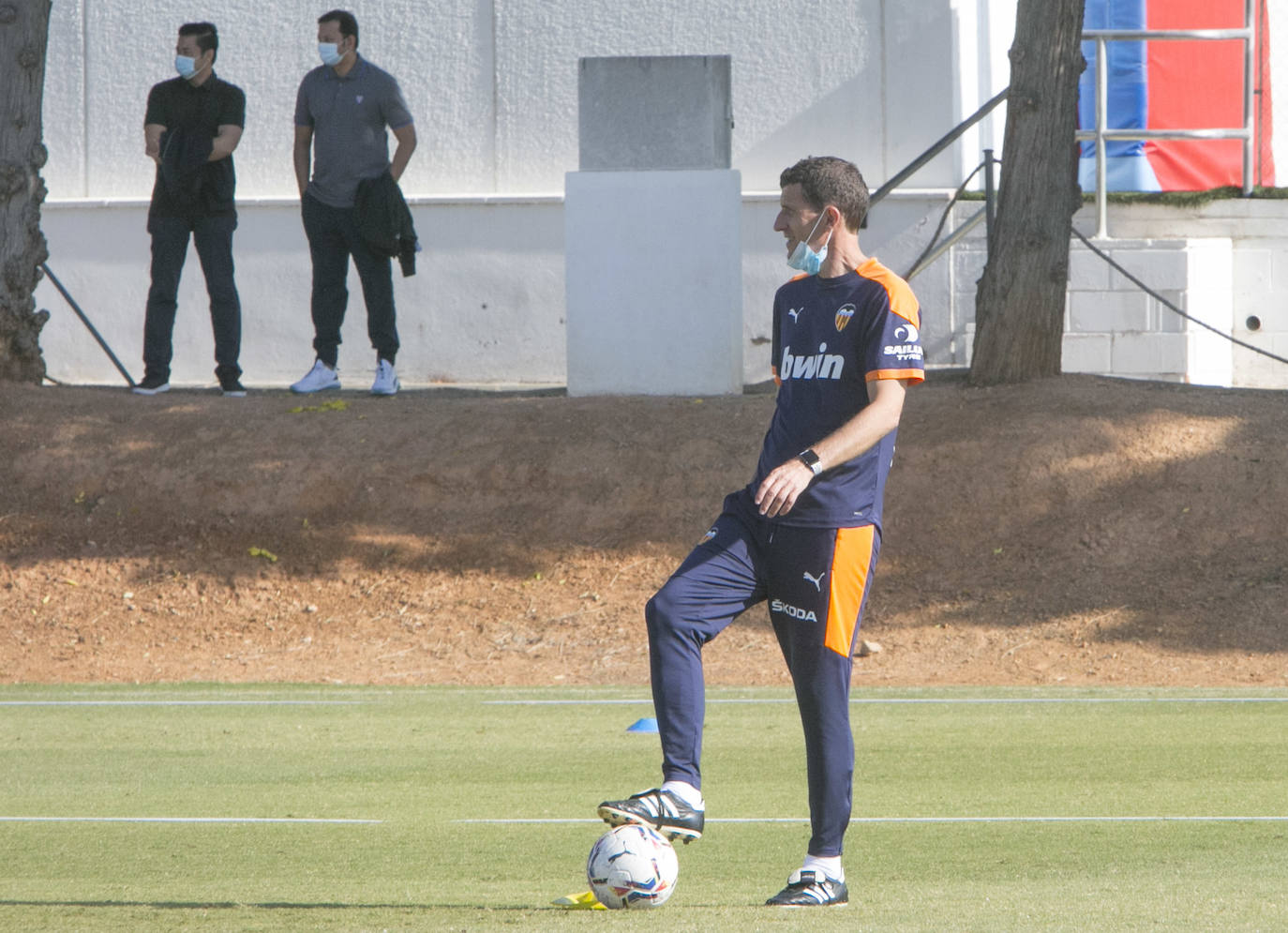 Javi Gracia entrena a los jugadores en Paterna