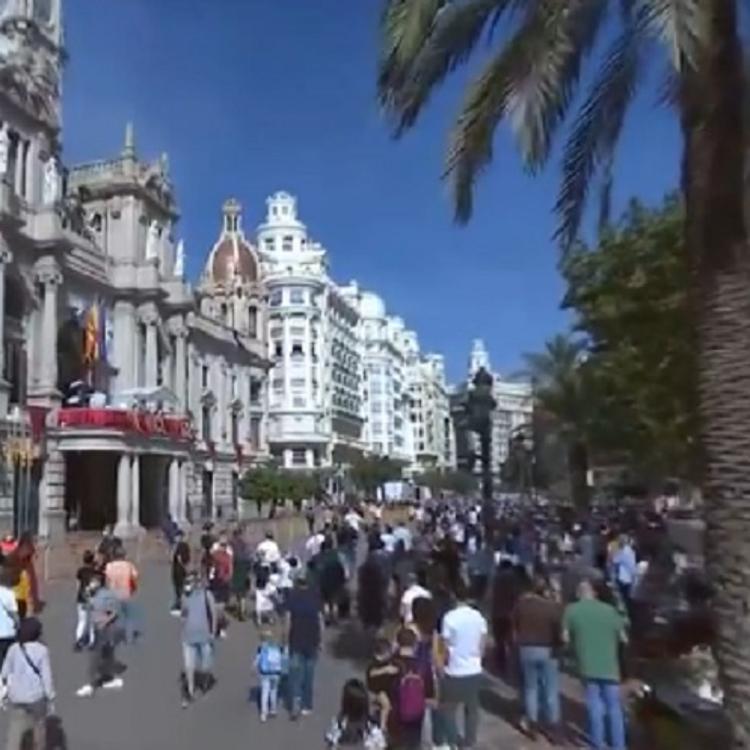 Homenajes, mascletaes y una Plaza llena para honrar a la Senyera