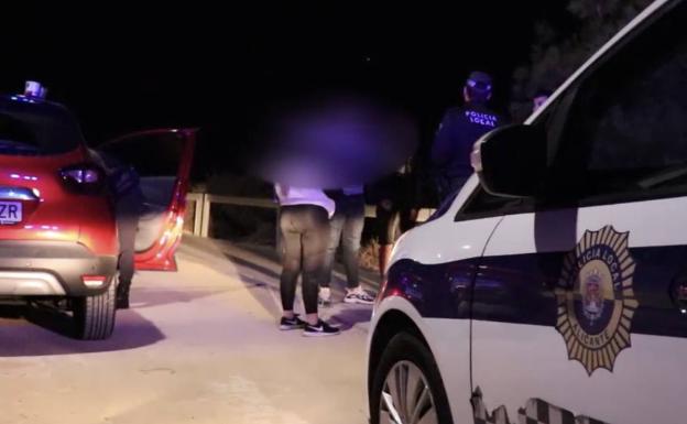 Nueve botellones disueltos y más de cuarenta multas en la primera noche de puente en Alicante