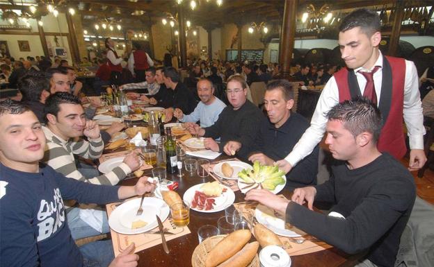 Imagen de archivo de una cena de empresa. /LP