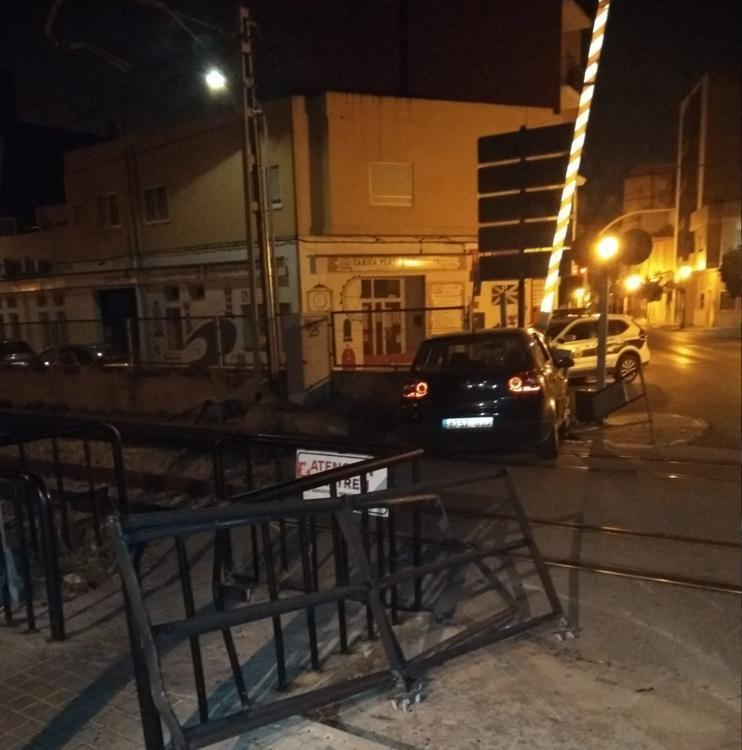 Un conductor ebrio se estrella cuando huía de la policía con ocho ocupantes en el coche en Moncada
