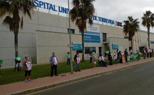 Una representación ante el Hospital de Torrevieja reclama la gestión pública del centro