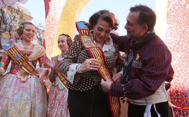 90 años de Carmen Sevilla, la fallera mayor que desfiló dos veces en la ofrenda de Valencia