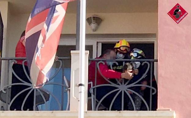 Los bomberos liberan a un niño con la cabeza atrapada en la barandilla de un hotel