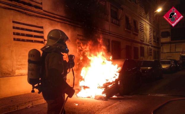 Los bomberos extinguen seis incendios declarados en doce minutos en Elda