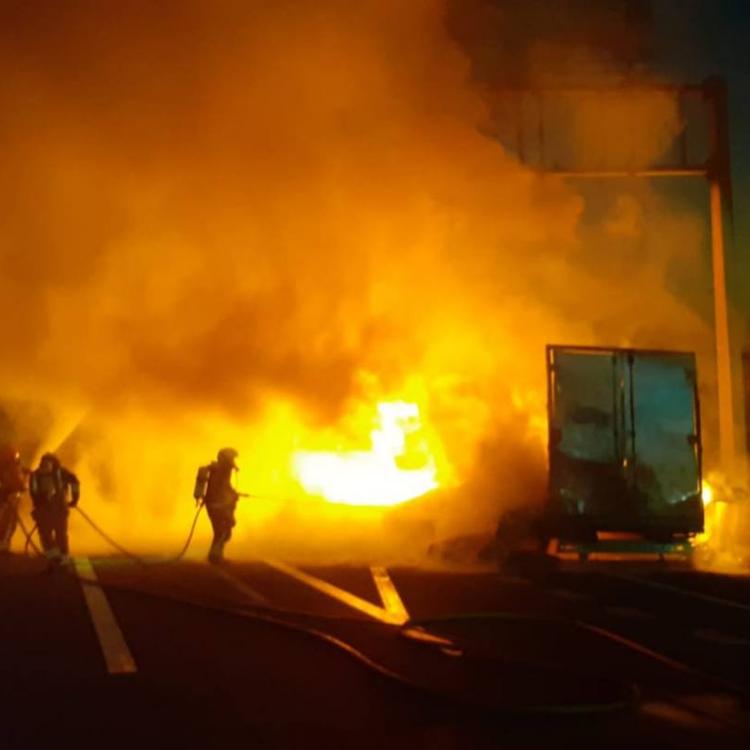 El incendio de un camión colapsa la A-3 con un atasco de 16 kilómetros