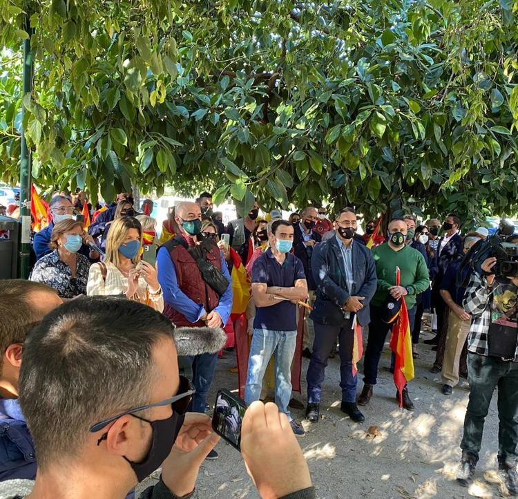 Decenas de personas se manifiestan en la Alameda de Valencia para pedir la dimisión del Gobierno