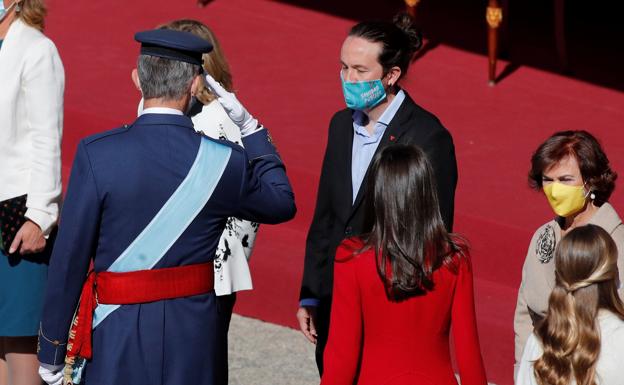 El tradicional izado de bandera y un homenaje a los caídos conmemoran en Valencia la Fiesta Nacional