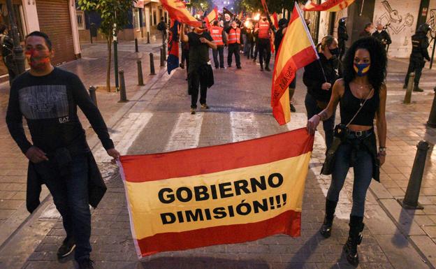 Un joven detenido por pintar grafitis en vagones de tren en Valencia