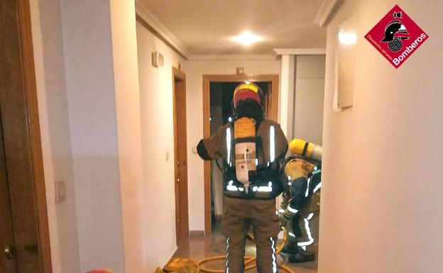 Un incendio en una vivienda de Elche obliga a evacuar dos plantas del edificio